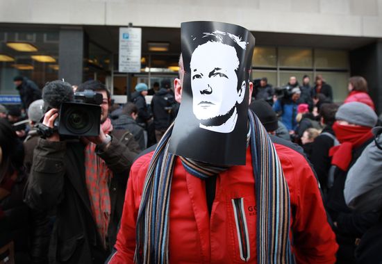 ASSANGEMASKPeterMcDiarmid:Getty