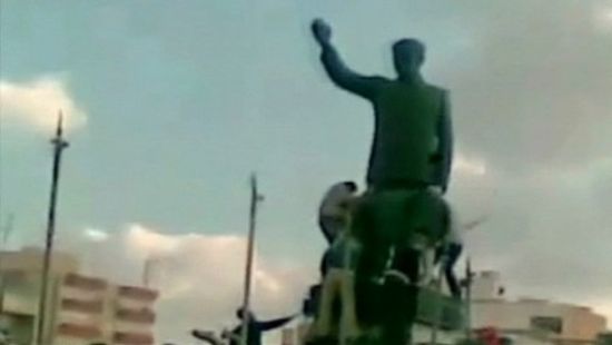 Assad-statue-torn-down-Deraa-3-600x338