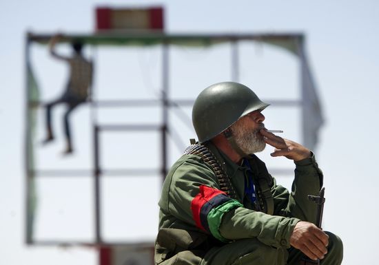 GT-LIBYA-REBEL-SMOKING-041411 GT-LIBYA-REBEL-SMOKING-041411