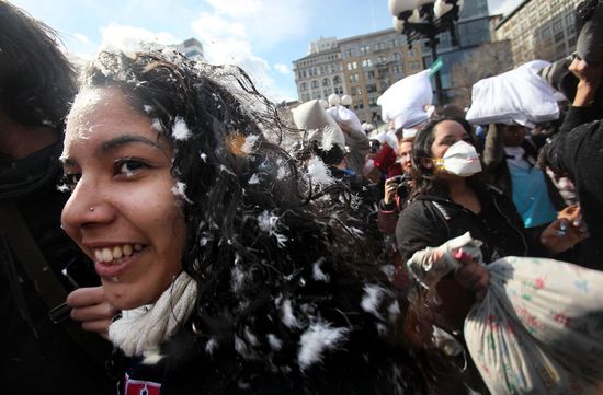 GT_PILLOWFIGHT_040311