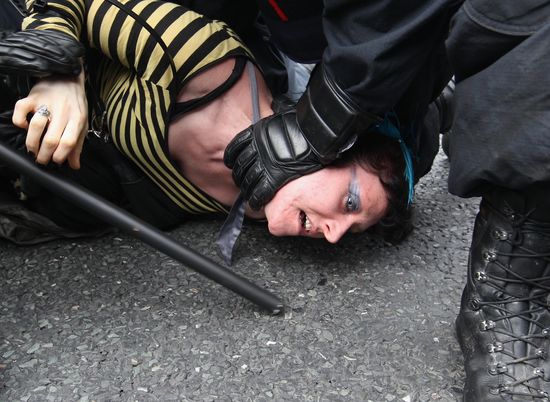 GT_DUBLIN-PROTESTER-FACE_110503