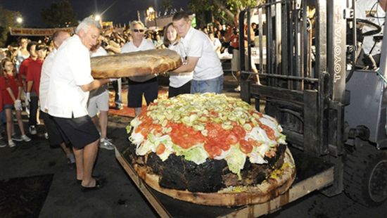 America-sets-record-for-worlds-largest-hamburger-14164-1309970884-12