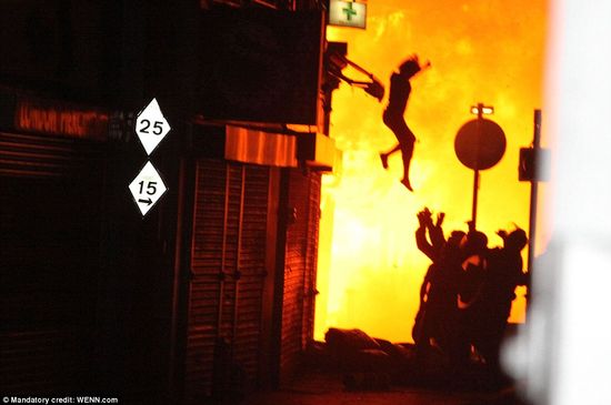 Article-2023874-0D5B629200000578-550_964x639