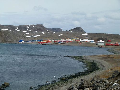 800px-Villa-Las-Estrellas-Antarctica 800px-Villa-Las-Estrellas-Antarctica