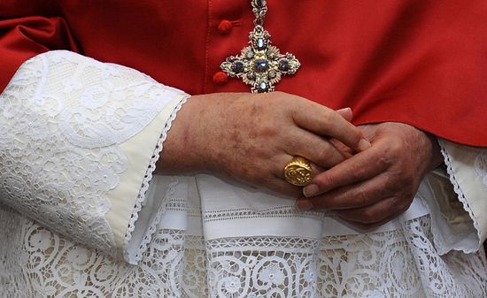 BENEDICTHANDS2JoeKlamar:AFP:Getty