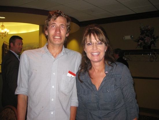 Sarah-palin-photobomb-15093-1318817522-3