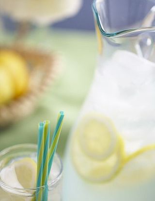 463px-Lemonade_with_straws