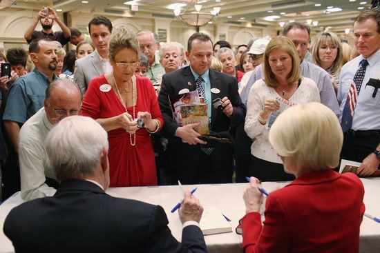 GT_GINGRICHBOOKSIGN_120123