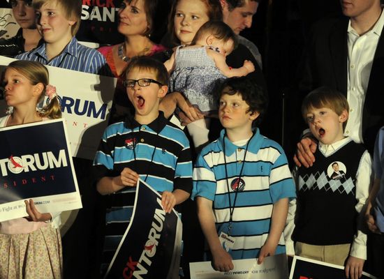 GT_SANTORUM-YAWNS_120404 GT_SANTORUM-YAWNS_120404