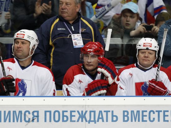 GT_PUTIN-HOCKEY_120507