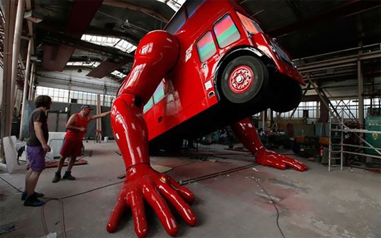 Artist-transforms-London-bus-into-athlete-doing-pushups-for