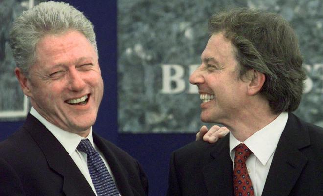 (FILES) US President Bill Clinton (L) is