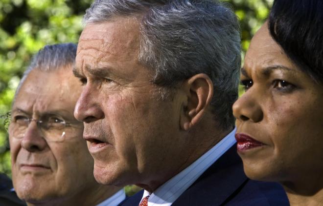 US President George W. Bush (C) delivers