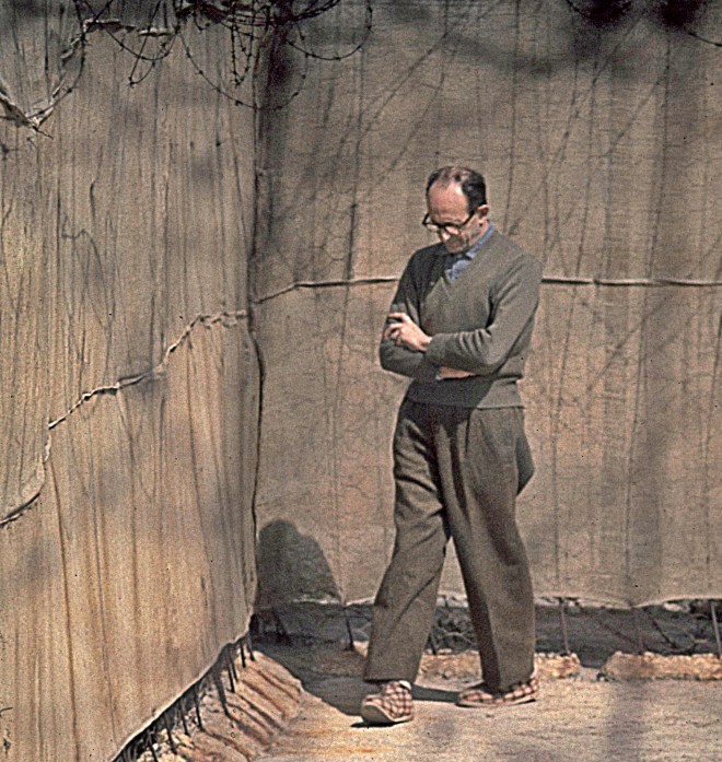 Flickr_-_Government_Press_Office_(GPO)_-_Nazi_war_criminal_Adolph_Eichman_walking_in_yard_of_his_cell_in_Ramle_prison
