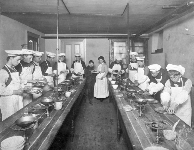 Domestic_science_class_for_boys_1906_Toronto