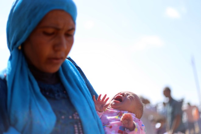 Syrian Kurds fleeing from clashes crossing into Turkey
