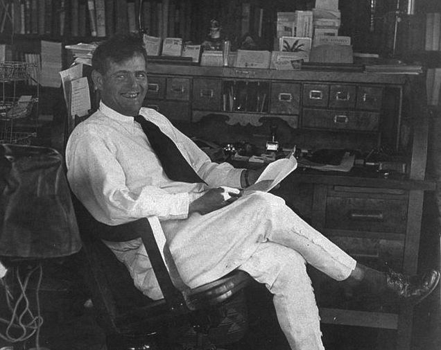 640px-JackLondon-office-1916