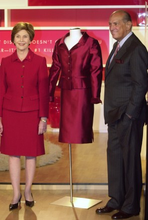 First Lady Laura Bush joins Oscar de la Renta during fall 20